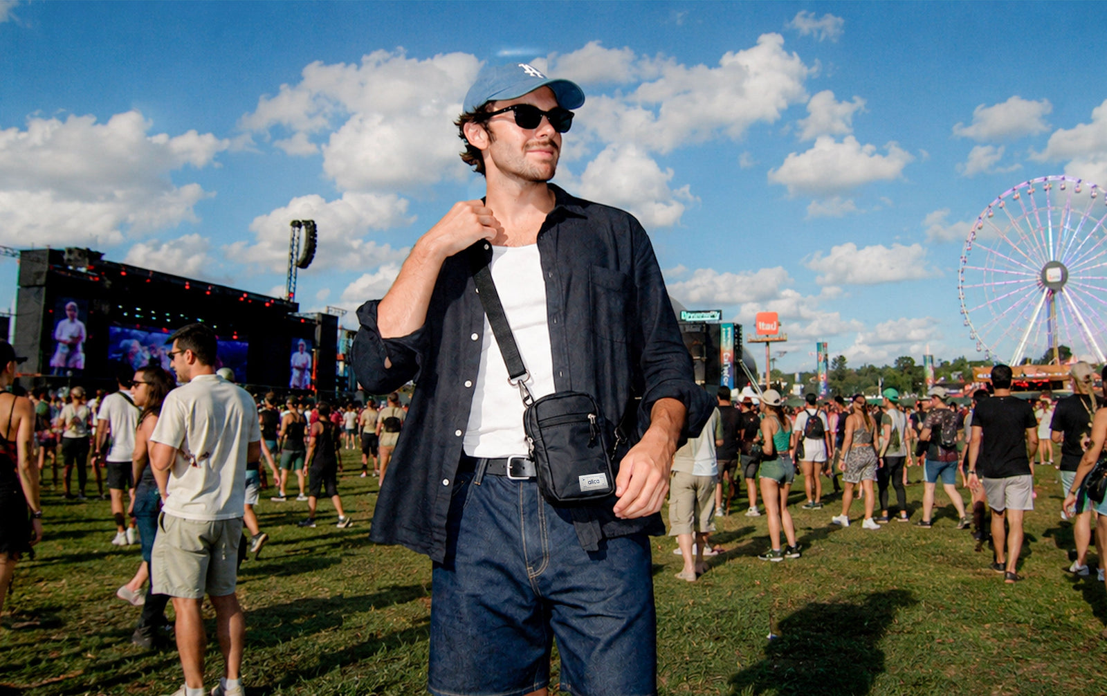 homem curtinho festival rock in rio com uma shoulder eclipse preta