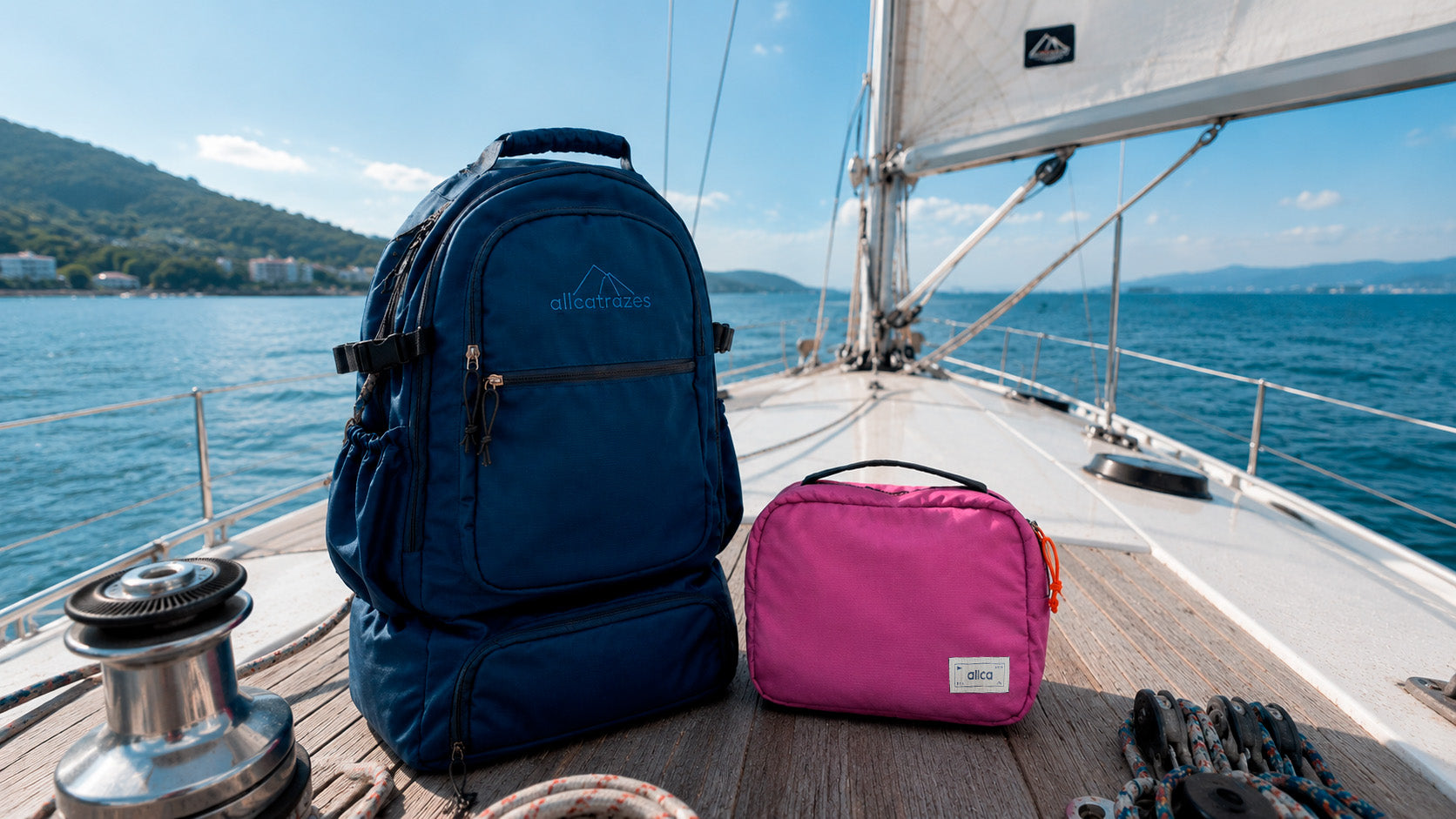 Mochila Alfa azul-marinho e Nécessaire Hotel rosa Allcatrazes em barco a vela