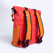 Tote Bag Allcatrazes Allca x Brasco Coral Esquina em tecido hidrorrepelente - vista das costas com alças de mochila laranja e detalhe allca