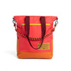 Tote Bag Allcatrazes Allca x Brasco Coral Esquina com base laranja em tecido hidrorrepelente, alça mochila e cabo náutico, 16L - vista frontal com zíper amarelo