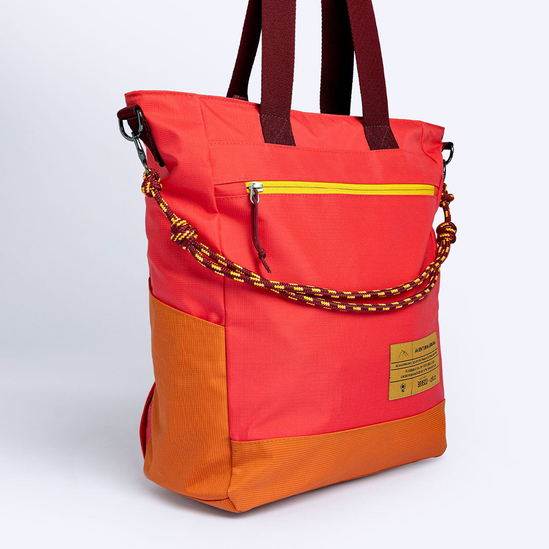 Tote Bag Allcatrazes Allca x Brasco Coral Esquina com base laranja em tecido hidrorrepelente e cabo náutico, 16L - vista lateral em três quartos