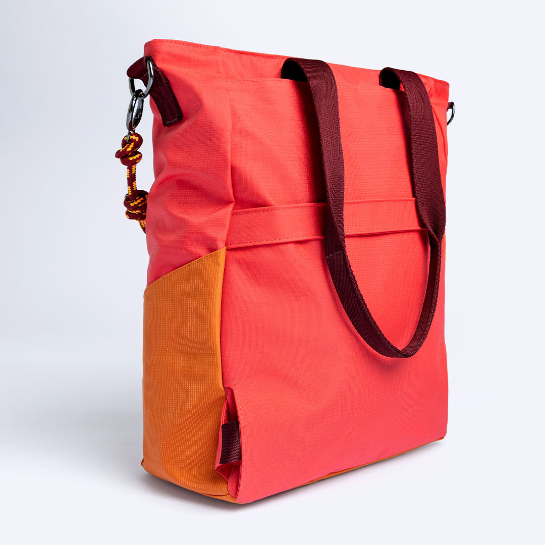 Tote Bag Allcatrazes Allca x Brasco Coral Esquina com base laranja em tecido hidrorrepelente, 16L - vista em três quartos com alças bordô