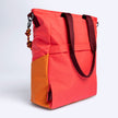 Tote Bag Allcatrazes Allca x Brasco Coral Esquina com base laranja em tecido hidrorrepelente, 16L - vista em três quartos com alças bordô