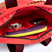Tote Bag Allcatrazes Allca x Brasco Coral Esquina com forro de nylon impermeável coral - interior aberto com notebook, cabos e nécessaire roxa