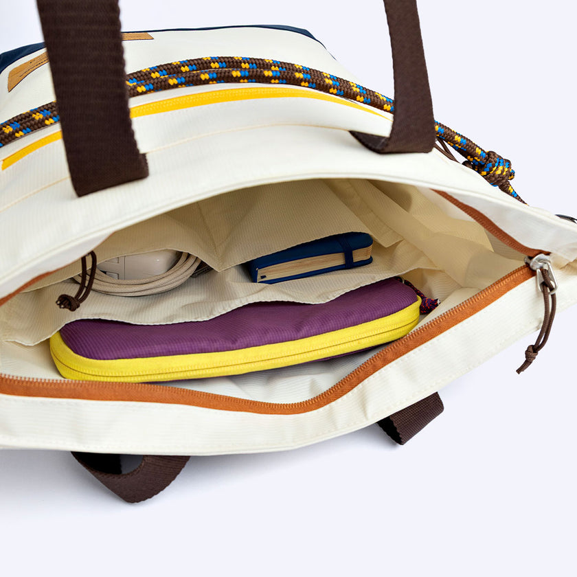 Tote Bag Allcatrazes Allca x Brasco Off White Encontro com forro de nylon impermeável - interior aberto com notebook, cabos e nécessaire roxa