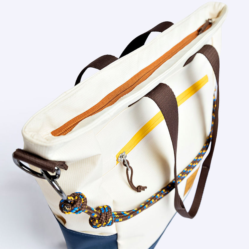 Tote Bag Allcatrazes Allca x Brasco Off White Encontro - detalhe do zíper amarelo do bolso externo e cabo náutico azul e amarelo