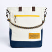Tote Bag Allcatrazes Allca x Brasco Off White Encontro com base azul marinho, cabo náutico e etiqueta Aventura Urbana, 16L - vista frontal completa