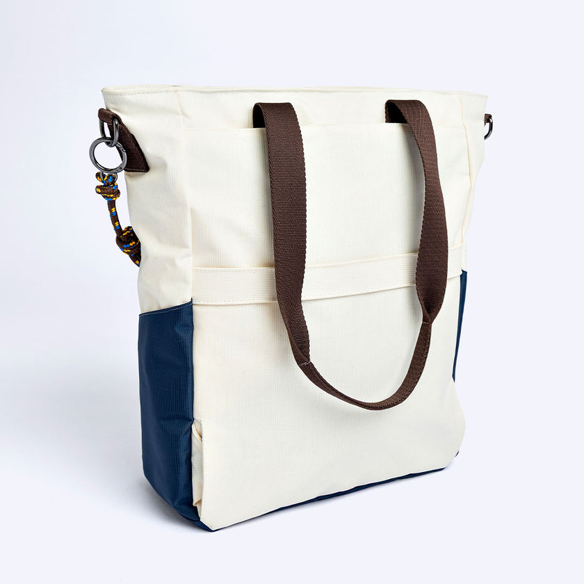Tote Bag Allcatrazes Allca x Brasco Off White Encontro em tecido hidrorrepelente com alças de mão e base azul marinho, 16L - vista das costas com bolsos