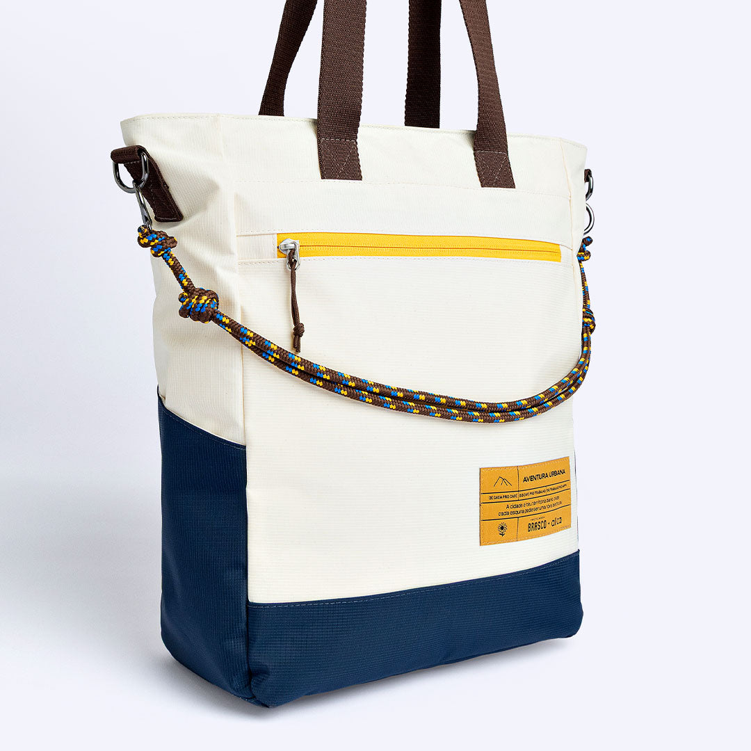 Tote Bag Allcatrazes Allca x Brasco Off White Encontro com base azul marinho em tecido hidrorrepelente e cabo náutico, 16L - vista lateral em três quartos