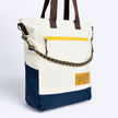 Tote Bag Allcatrazes Allca x Brasco Off White Encontro com base azul marinho em tecido hidrorrepelente e cabo náutico, 16L - vista lateral em três quartos