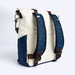Tote Bag Allcatrazes Allca x Brasco Off White Encontro em tecido hidrorrepelente - detalhe das alças de mochila azul marinho com etiqueta allca nas costas