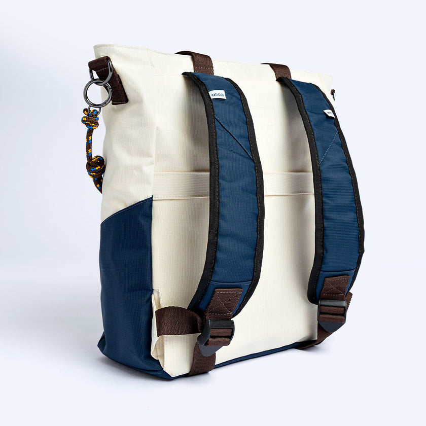 Tote Bag Allcatrazes Allca x Brasco Off White Encontro em tecido hidrorrepelente - detalhe das alças de mochila azul marinho com etiqueta allca nas costas