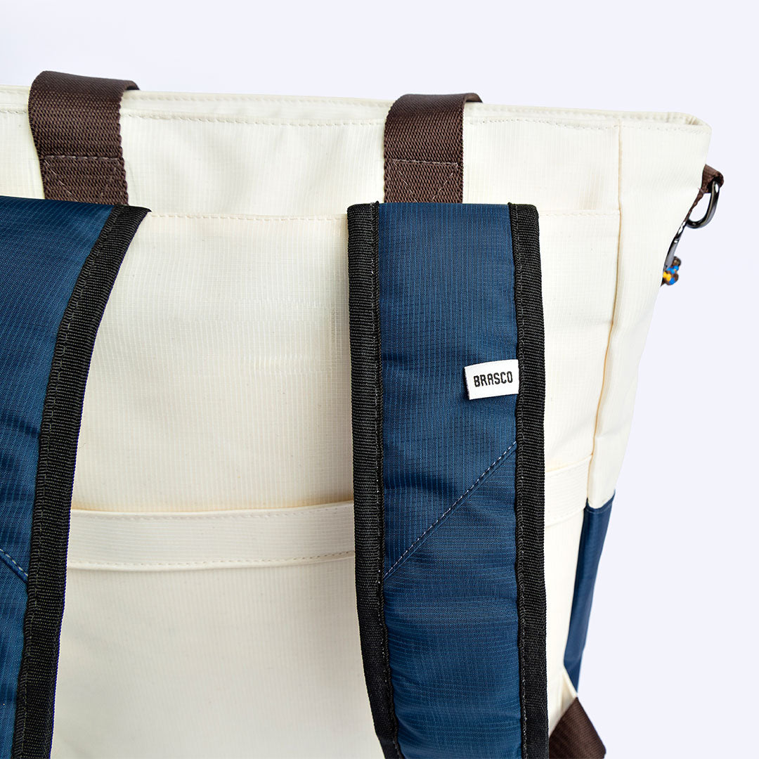 Tote Bag Allcatrazes Allca x Brasco Off White Encontro em tecido hidrorrepelente - detalhe das alças mochila com etiqueta Brasco e cabo náutico