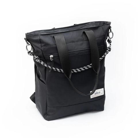Tote Bag Eclipse Allca Allcatrazes preta em tecido hidrorrepelente com forro de nylon impermeavel, 16L compartimento notebook 16 polegadas - vista lateral em angulo