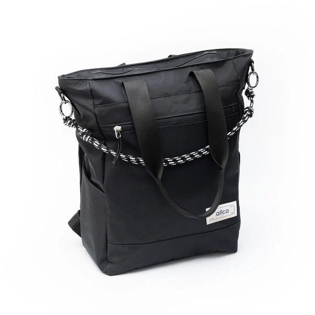 Tote Bag Eclipse Allca Allcatrazes preta em tecido hidrorrepelente com forro de nylon impermeavel, 16L compartimento notebook 16 polegadas - vista lateral em angulo