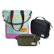 Kit Aerolook com Tote Brasco Azul Respiro, Pochete Minuano Verde Araucária e Nécessaire Hotel preta fechada da Allcatrazes