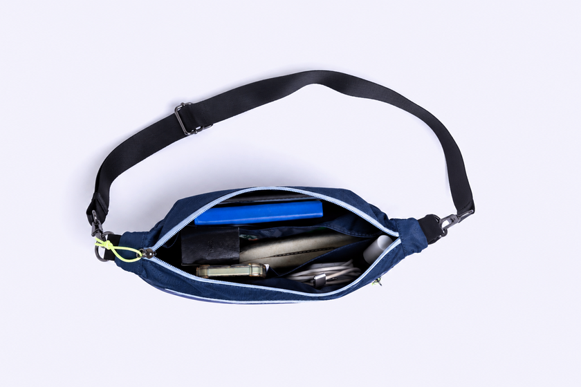 Bolsa transversal Índia Allca Allcatrazes Azul Marinho em nylon técnico hidrorrepelente, 4L - aberta com divisórias organizada