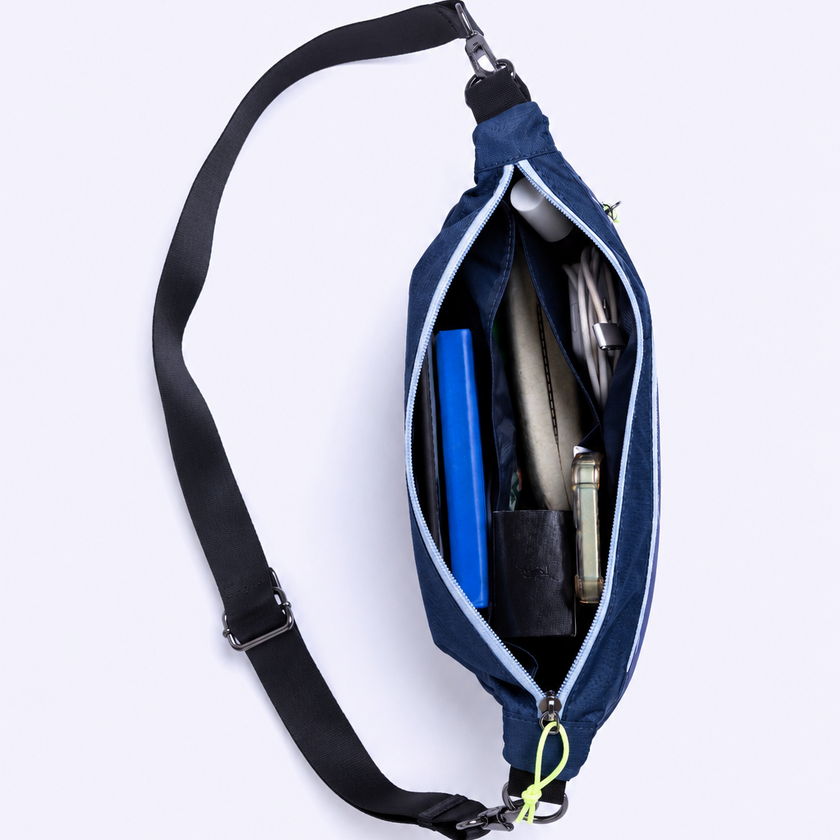 Bolsa transversal Índia Allca Allcatrazes Azul Marinho em nylon técnico hidrorrepelente, 4L - aberta com divisórias organizada