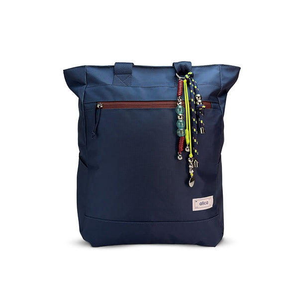 Bolsa Tote Minuano azul aurora da Allcatrazes vista de frente com charm em cabo náutico