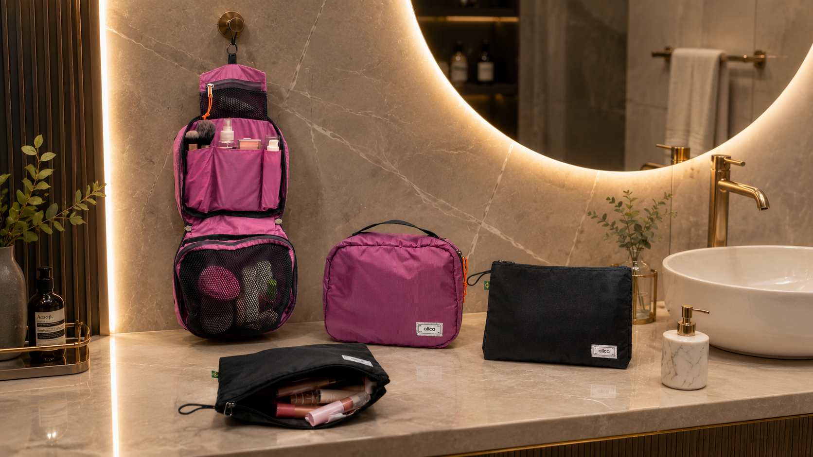 Necessaire Hotel e Lima roxa e rosa e preto, ideal para organizar maquiagens, cosméticos e itens de higiene em viagens, perfeita para pendurar em banheiros de hotel e para o dia-a-dia.