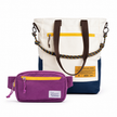 Kit Em Movimento Allca Allcatrazes Tote Bag 16L x Brasco Off White Encontro azul marinho com Pochete roxa the summer huntercombinando, tecido hidrorrepelente e detalhe em cabo nautico, divisória para notebook vista frontal das duas pecas do kit