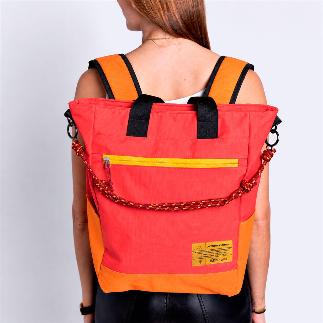 Tote Bag usada como mochila