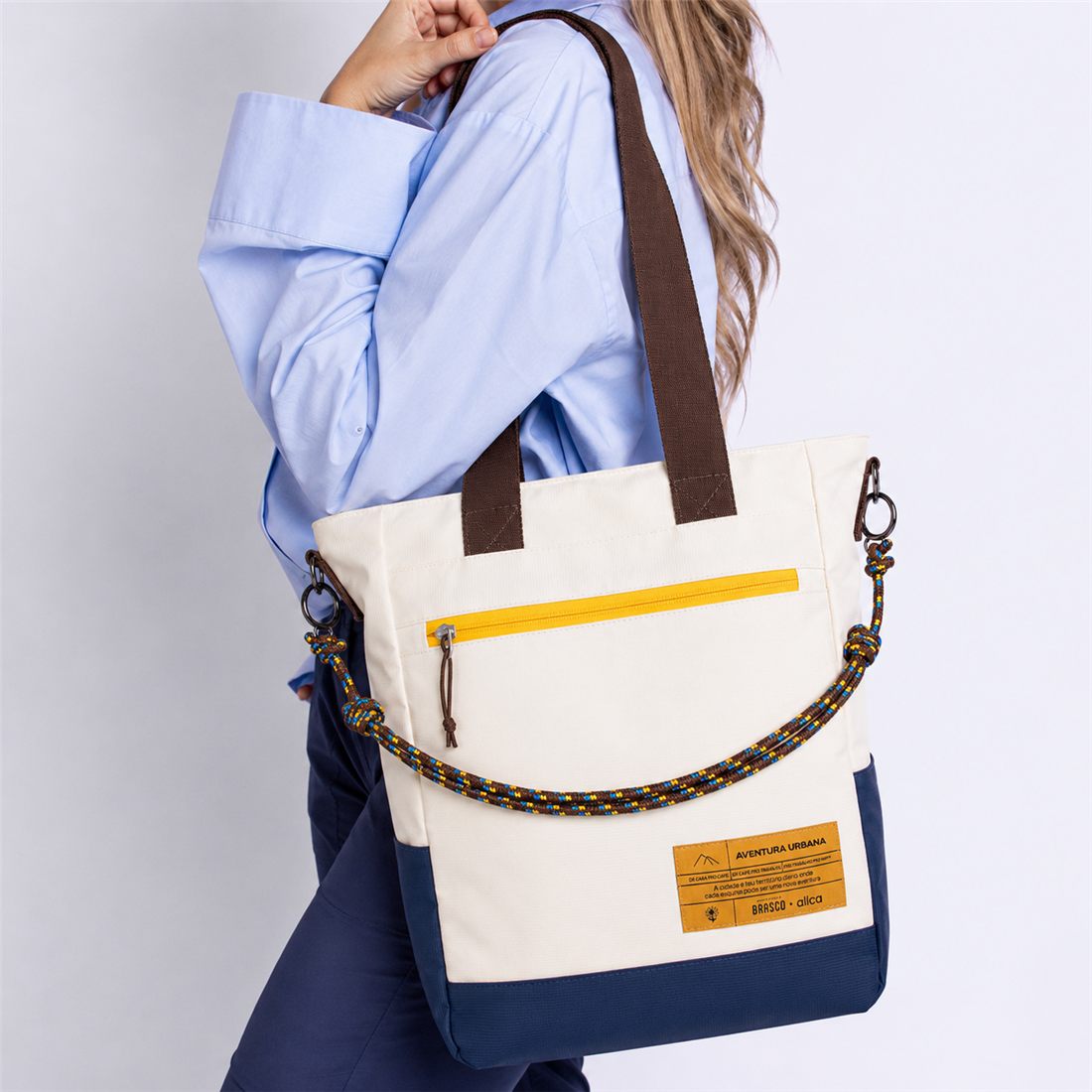 Tote Bag usada no ombro